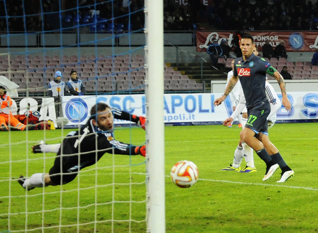 Dušan Perniš pred odchodom do Grécka hájil farby Slovana Bratislava. Nastúpil zaň aj v zápase Európskej ligy proti Neapolu. Na snímke zasahuje pri šanci Mareka Hamšíka.