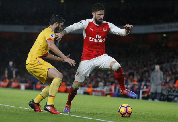 Olivier Giroud (vpravo) bol napokon hviezdou zápasu proti Crystal Palace.