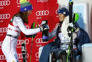 Na snímke slovenské slalomárky zľava druhá Petra Vlhová a víťazka Veronika Velez-Zuzulová otvárajú šampanské na pódiu slalomu Svetového pohára žien v alpskom lyžovaní v Záhrebe 3. januára 2017. 