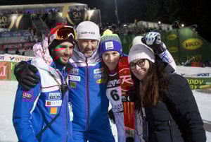 Petra Vlhová so svojou rodinou po slalome v Záhrebe.