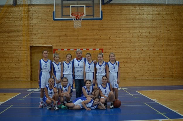 Mária Buzinkayová s družstvom starších mini žiačok.