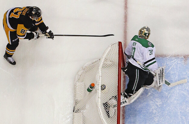 Sidney Crosby (vľavo) strieľa gól do siete Dallasu Stars.