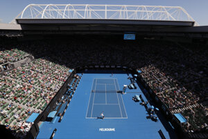 Britský tenista Andy Murray odvracia loptičku Ukrajincovi Iľjovi Marčenkovi v prvom kole tenisového grandslamového turnaja Australian Open.