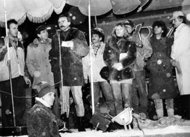 November 1989 premiérky Ivety Radičovej. Iveta Radičová na zasneženom námestí v Trenčíne, na ktoré dorazili 24. novembra s manželom Stanom Radičom (pri mikrofóne) a hercami Stanom Dančiakom (v šiltovke za Radičovou) a Štefanom Skrúcaným (vpravo) v snehove