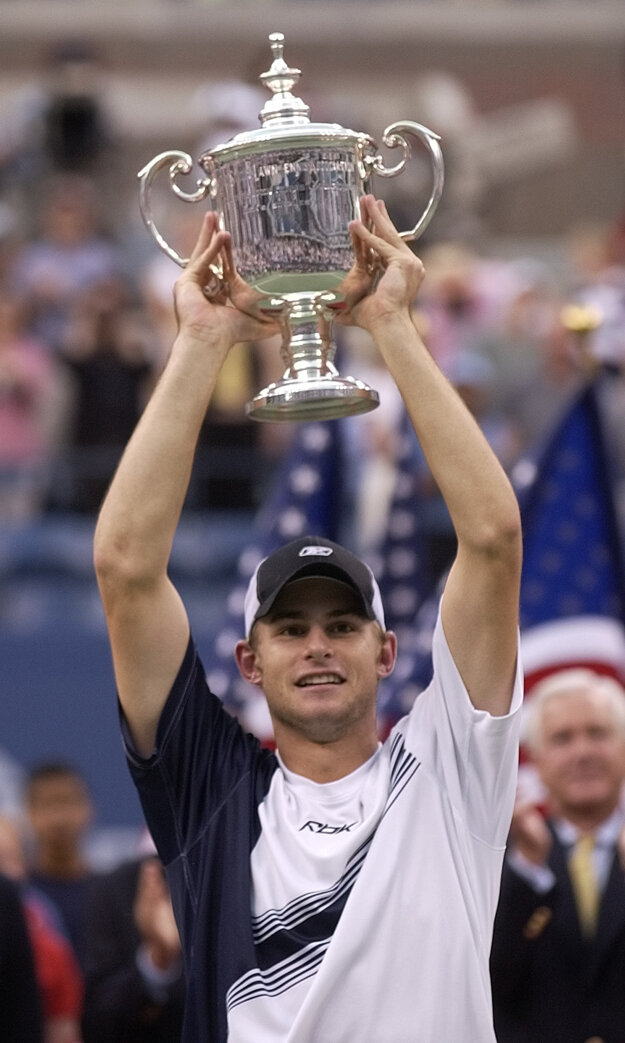 Andy Roddick dvíha nad hlavu trofej po jednom zo svojich víťazstiev na US Open.