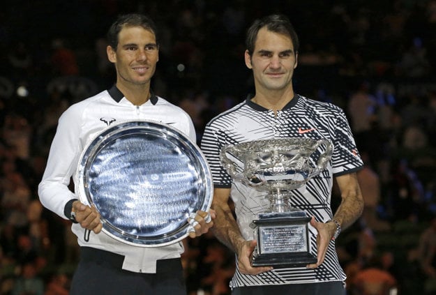 Roger Federer (vpravo) vo finále porazil v päťsetovej dráme Rafaela Nadala.