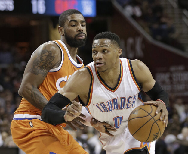 Russell Westbrook (vpravo) predviedol ďalší skvelý výkon. Jeho tímu ale na výhru nestačil.