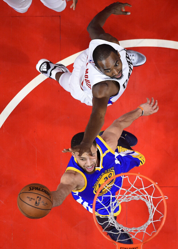 Stephen Curry (vľavo) potvrdil skvelú formu z posledného obdobia.