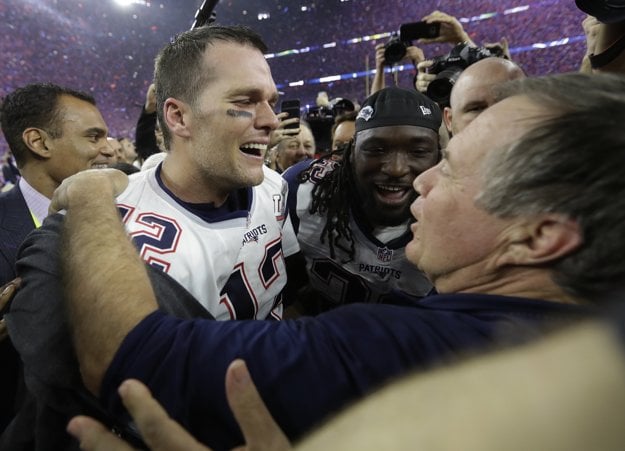 Tom Brady (vľavo) oslavuje s trénerom Billom Belichickom.