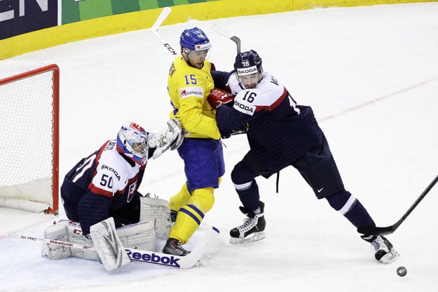 Juraj Valach (vpravo) v zápase so Švédskom na majstrovstvách sveta v Minsku 2014.