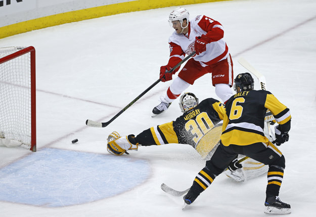 Nick Jensen skóruje do siete Pittsburghu.