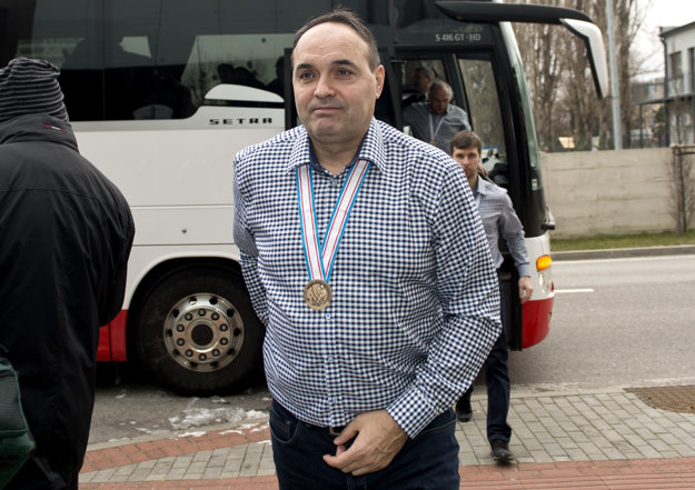 Tréner Ernest Bokroš s bronzovou medailou z majstrovstiev sveta hráčov do 20 rokov.
