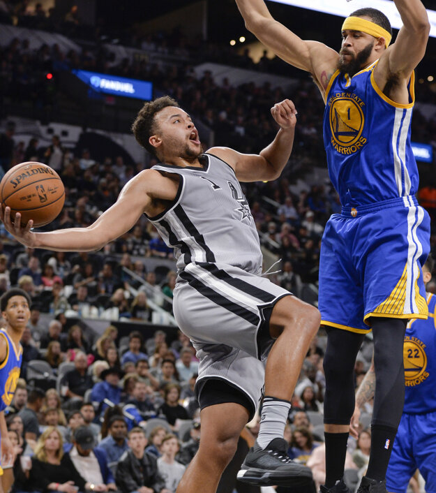 JaVale McGee (vpravo) z Golden State sa pokúša zablokovať zakončenie Kylea Andersona zo San Antonia.