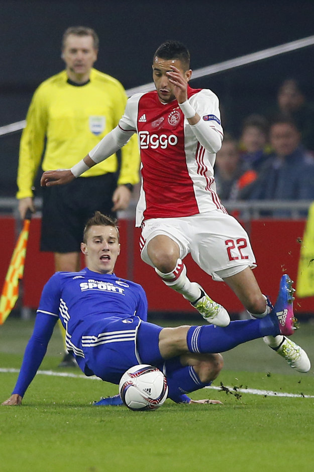 Ján Greguš (v modrom) sa pokúša odzbrojiť od lopty Hakima Ziyecha z Ajaxu Amsterdam.