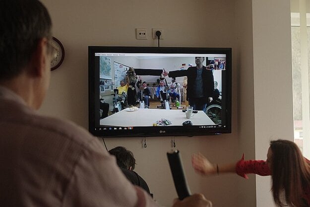 Na monitore sledujú výkony iných seniorov.  (zdroj: BERKO)