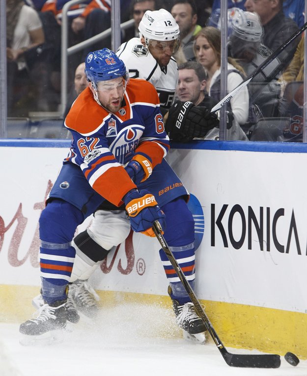 Marián Gáborík (vpravo) sa proti Edmontonu nepresadil. Na zábere v súboji s Ericom Grybom.