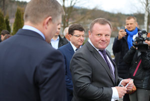 Podnikateľ Fiľo je zadobre s Ficom aj s inými politikmi.