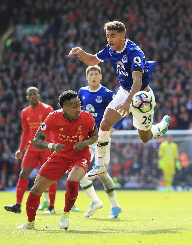 Dominic Calvert-Lewin (vpravo) z Evertonu bojuje o loptu s Nathanielom Clyneom.