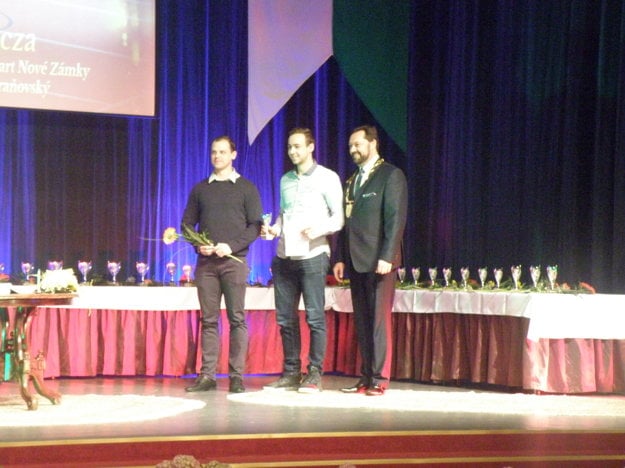 Juniorský reprezentant SR v hádzanej Filip Ficza (uprostred) je oporou A - mužstva HC Štart (zdroj: Roman Guliš)