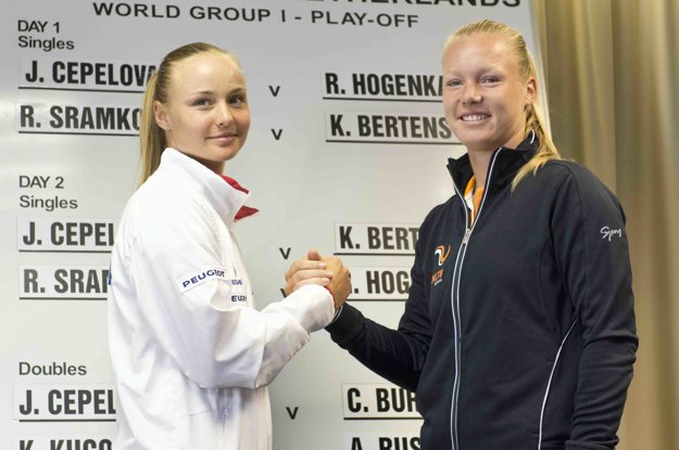Rebecca Šramková (vľavo) si zahrá premiérovo s Kiki Bertensovou.