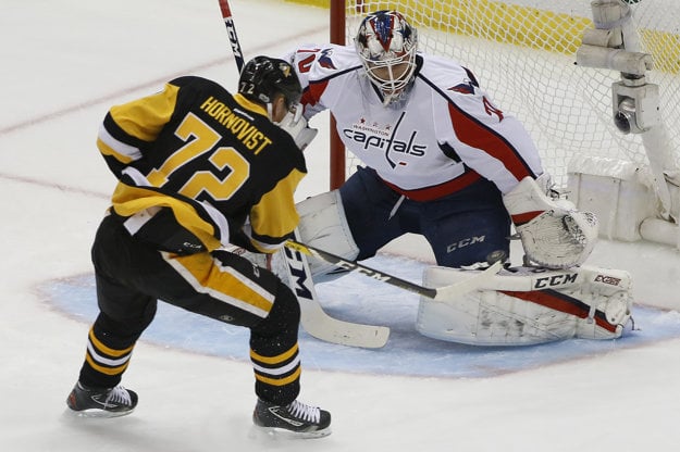 Patric Hörnqvist z Pittsburghu strieľa otvárací gól zápasu.