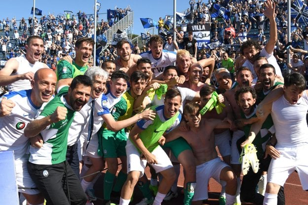 Futbalisti Atalanty oslavujú kvalifikovanie sa do Európskej ligy.