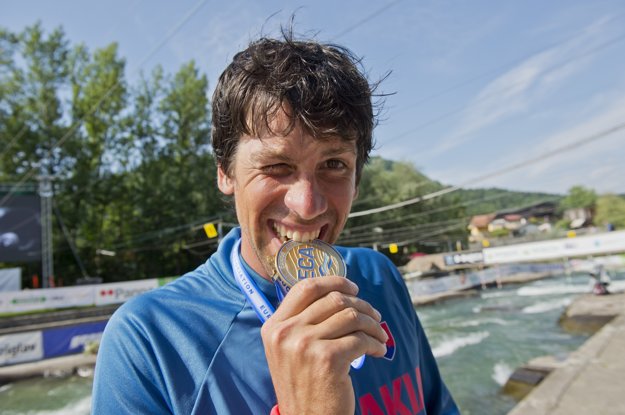 Na snímke slovenský reprezentant Alexander Slafkovský so zlatou medailou v kategórii C1 na majstrovstvách Európy slalomárov na divokej vode v slovinskom Tacene.