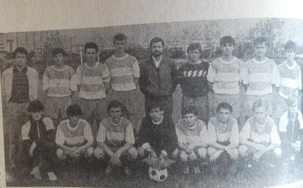 Úspešný kolektív – zľava stoja: Milan Eštočin (asistent trénera), R. Štofan, P. Strihovský, Ľ. Plančár, Ján Pinka (tréner), A. Tkáč, Ľ. Tinický, R. Baran, S. Zápotocký, J. Kaleja (vedúci družstva). V podrepe zľava: M. Tartaľ, V. Zvara, Ľ. Puhák, S. Andrejko, P. Dzadik, R. Janiga, J. Kostelník, F. Adamčo. Chýbajú: D. Ferenc a K. Makara.