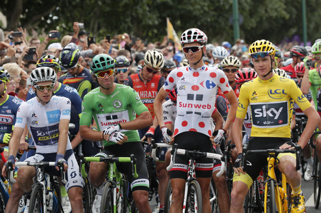 Držitelia štyroch dresov z Tour de France 2017 na štarte poslednej etapy - zľava Chris Froome, Warren Barguil, Michael Matthews a Simon Yates.