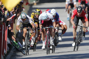 Petra Sagana (vľavo) vylúčili z Tour de France 2017 po štvrtej etape za to, že mal spôsobiť pád Marka Cavendisha.