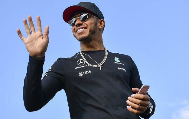 Lewis Hamilton pri príchode do areálu Veľkej ceny Maďarska.