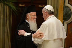 Istanbulský patriarcha Bartolomej (vľavo) tvrdí, že pravoslávni a katolícki kresťania sa opäť spoja.