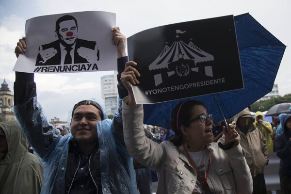 Ľudia protestujú proti prezidentovi Jimmymu Moralesovi.
