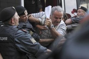 Garriho Kasparova zatkla polícia na proteste.