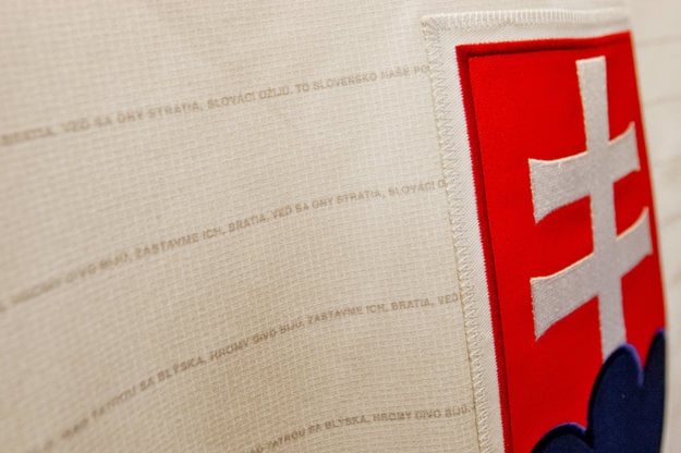 Na dresoch slovenských hokejistov boli v minulosti aj slová národnej hymny.
