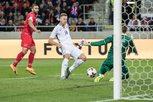 Milan Škriniar (v strede) sa dostáva do zakončenia pred brankárom Hoggom. V zápase potvrdil svoje kvality a aj vo svojom mladom veku patrí medzi lídrov tímu.