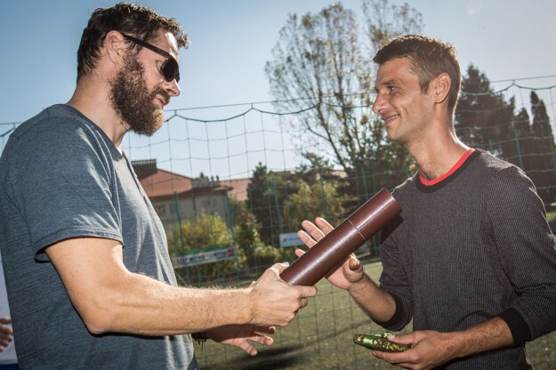 Michal Handzuš odovzdáva diplom Milanovi Hudákovi.