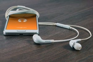 Podcasty najčastejšie počúvajú ľudia na svojich smartfónoch.