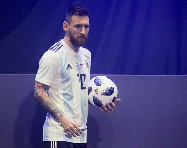Loptu odprezentoval Lionel Messi.