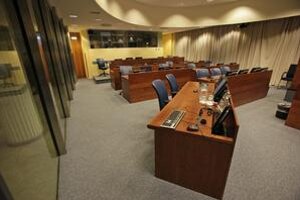Miesto pre obžalovaného zostalo včera prázdne. Radovan Karadžič zostal v cele, lebo podľa jeho slov  potrebuje ďalšie mesiace, aby sa pripravil na proces.