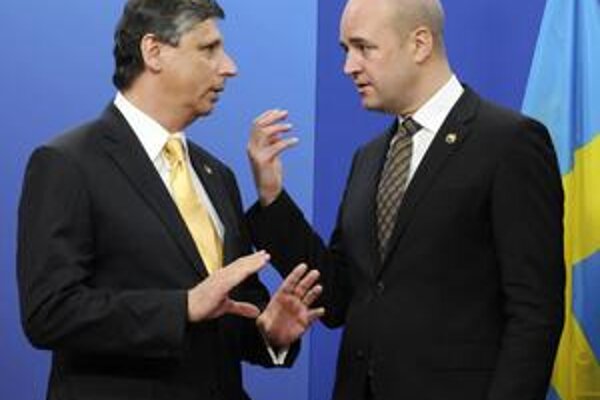 Český premiér Jan Fischer a jeho švédsky kolega Fredrik Reinfeldt riešia rébus, ktorý im nachystal Václav Klaus.