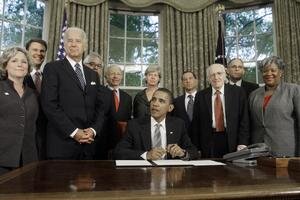 Barack Obama pri podpise memoranda.