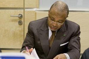 Charles Taylor počas súdneho pojednávania.