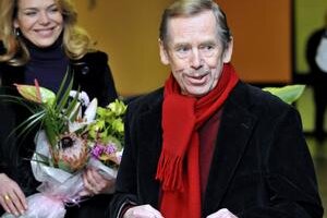 Václav Havel odchádza z nemocnice.