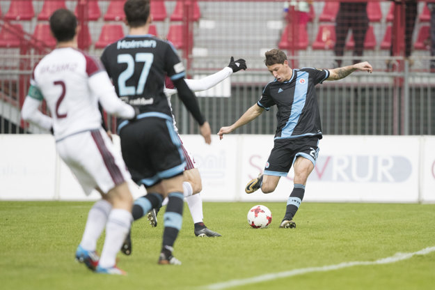 Filip Hološko (vpravo) strieľa na bránu v zápase proti Podbrezovej.