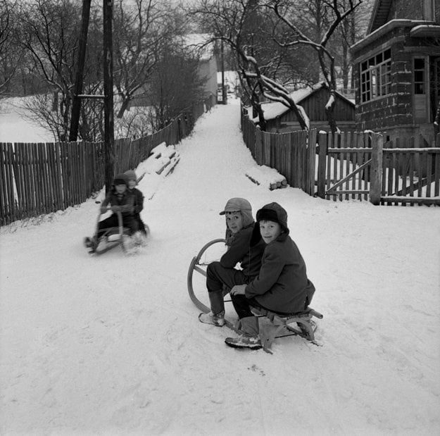 Na archívnej snímke z 10. decembra 1969 zimné radosti detí v obci Kľak v dnešnom okrese Žarnovica.