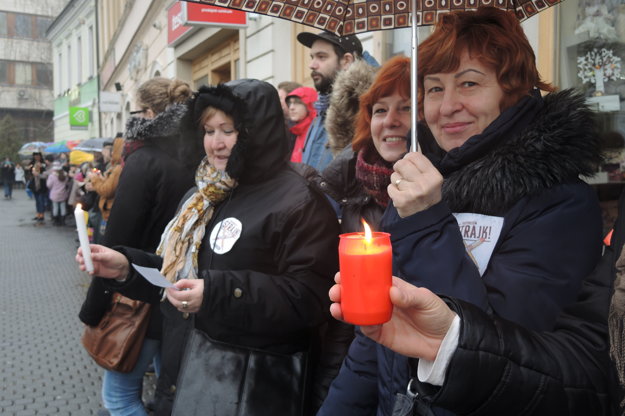 Živá reťaz učiteľov v Trenčine.