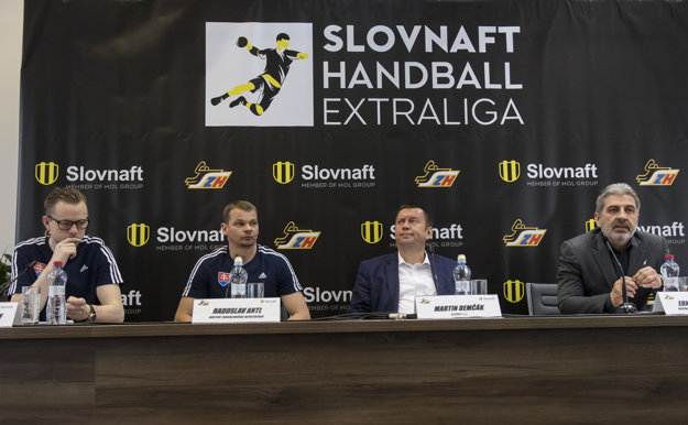 Na snímke zľava dánsky tréner slovenskej reprezentácie v hádzanej mužov Heine Ernst Jensen, jeho nový asistent Radoslav Antl, riaditeľ útvaru bezpečnosti a ochrany pri práci SD&HSE spoločnosti Slovnaft Martin Demčák a viceprezident Slovenského zväzu hádzanej (SZH) Ernö Kelecsényi počas tlačovej konferencie.
