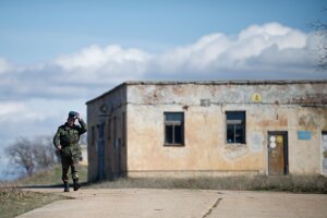 
Ukrajinský dôstojník na protilietadlovej základni v Sevastopoli. Rusi ovládli väčšinu strategických miest na Kryme. (AP Photo/Andrew Lubimov)
