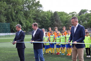 V prestávke futbalového zápasu Slavoj Trebišov a Nové Mesto nad Váhom slávnostne odovzdali do užívania futbalové  ihrisko s umelou trávou. Pásku prestrihli Richard Havrilla, viceprezident SFZ, Jozef Gazdag, prezident FK Slavoj Trebišov a Marek Čižmár, primátor Mesta Trebišov.
